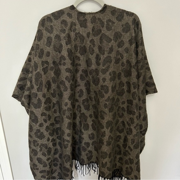 Woolrich Women's Luxe Soft Warm Cozy Blanket Shawl Wrap Leopard Cape One Size - Picture 6 of 6